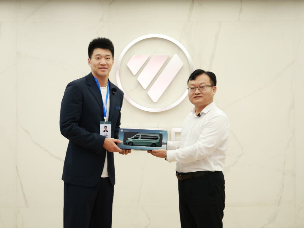 跨界新搭档！中国男篮雷蒙“入职”福田图雅诺，解锁城配物流新势力